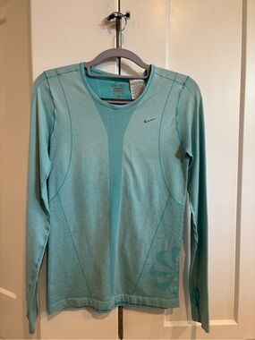 Nike Long Sleeve Seamless Dri Fit Performance Top. Size S